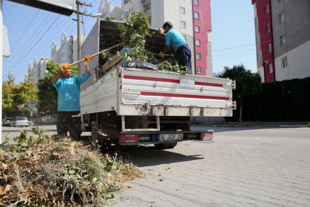 Budama atıkları yeniden toprağa kazandırılıyor