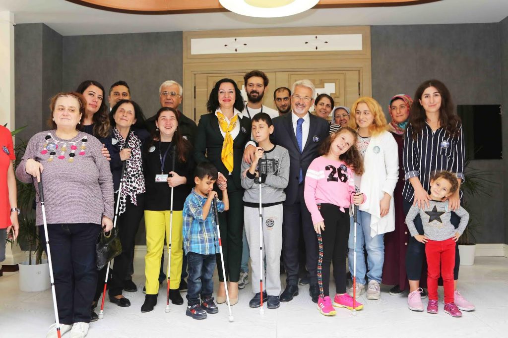 Görme engellilerden “bizi görün” mesajı