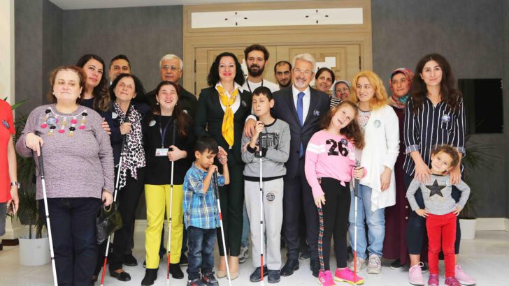 Görme engellilerden “bizi görün” mesajı