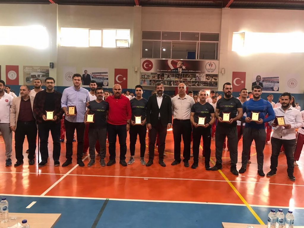 GÜRSULU BAŞARILI SPORCULAR ÖDÜLLENDİRİLDİ