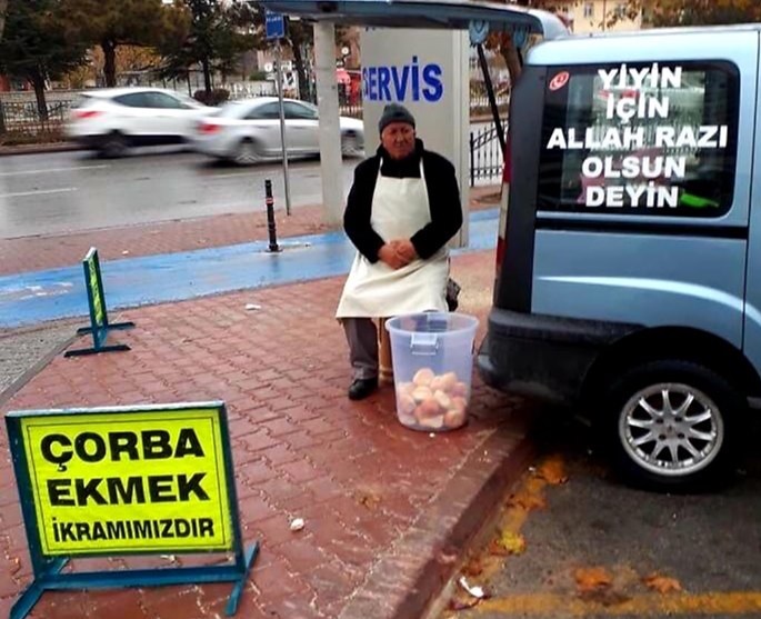 Eli öpülesi hayırsever bir amcamız