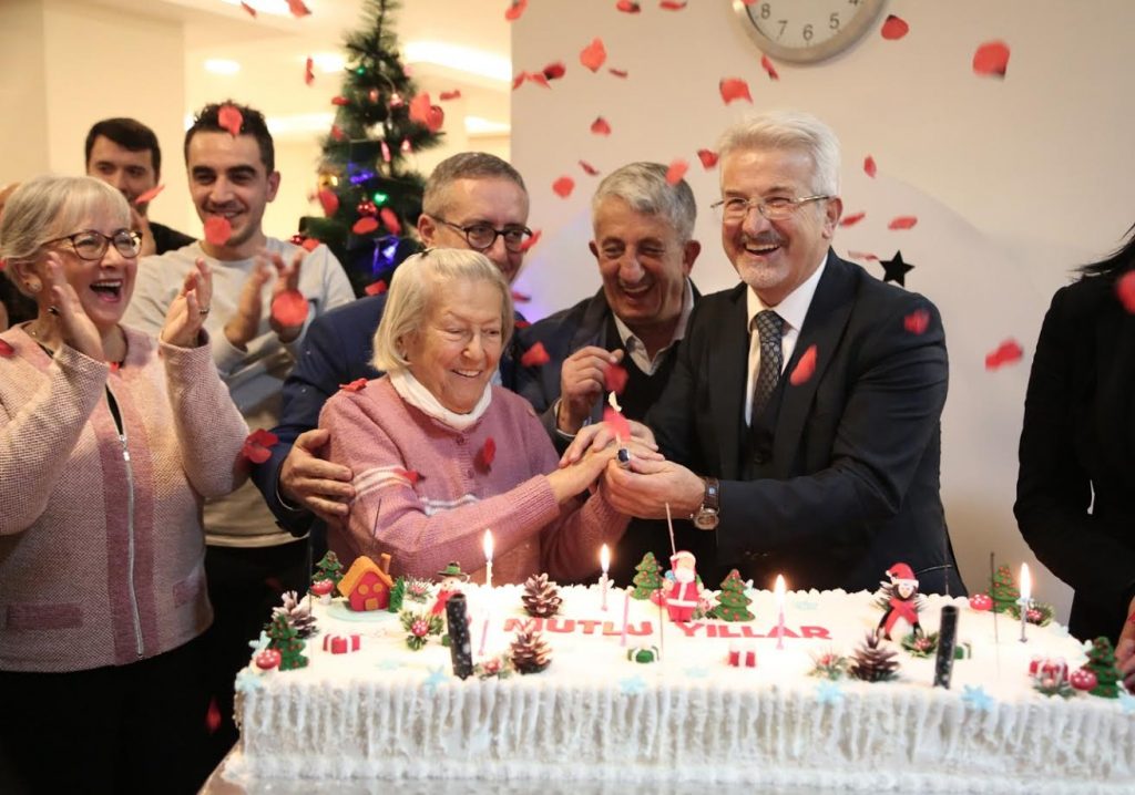Huzurevinde yeni yıla renkli karşılama