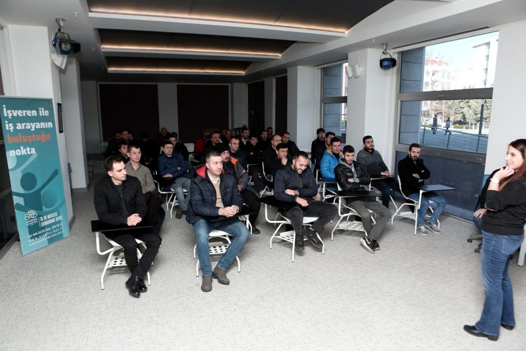 İş arayanlarla işverenler belediyede buluşuyor