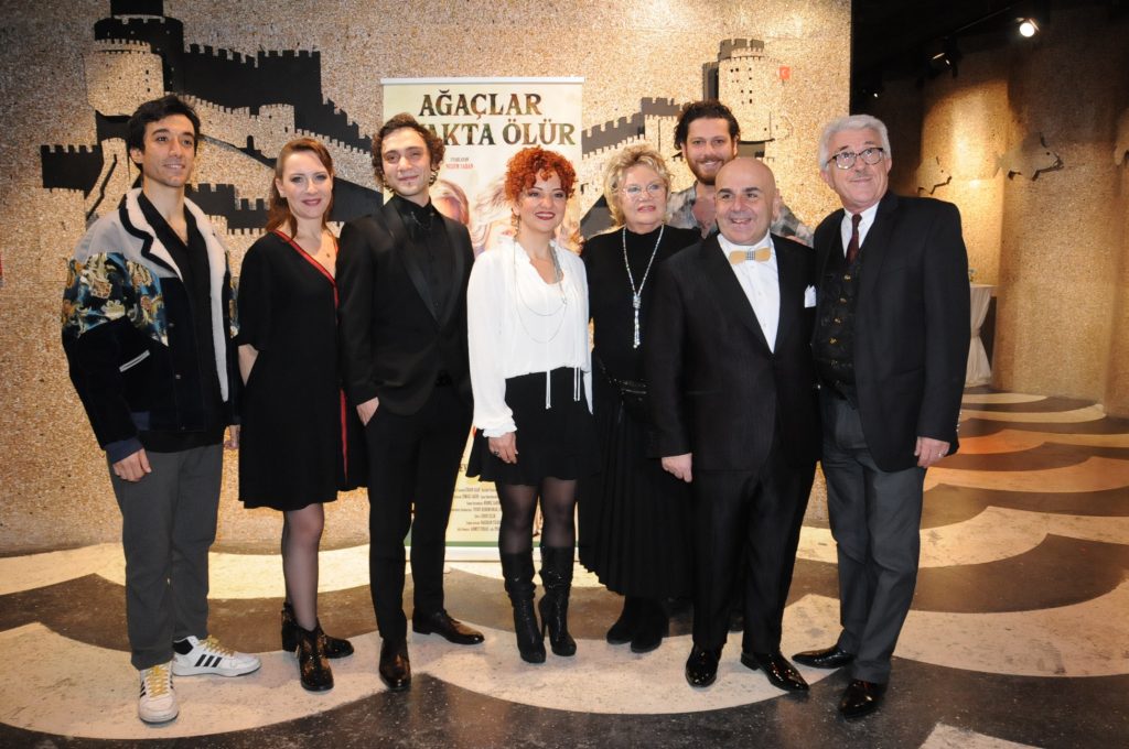 “AĞAÇLAR AYAKTA ÖLÜR” GALASINDA İYİLİK KAZANDI.