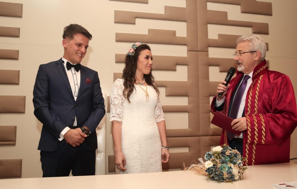Sevgililerin nikahını Başkan Erdem kıydı