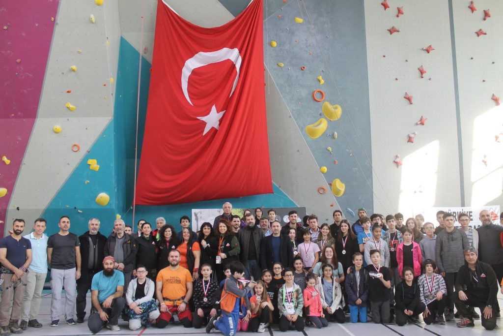 GÜRSU’DA GENÇ SPORCULAR TÜRK BAYRAĞI’NA SAHİP ÇIKTI