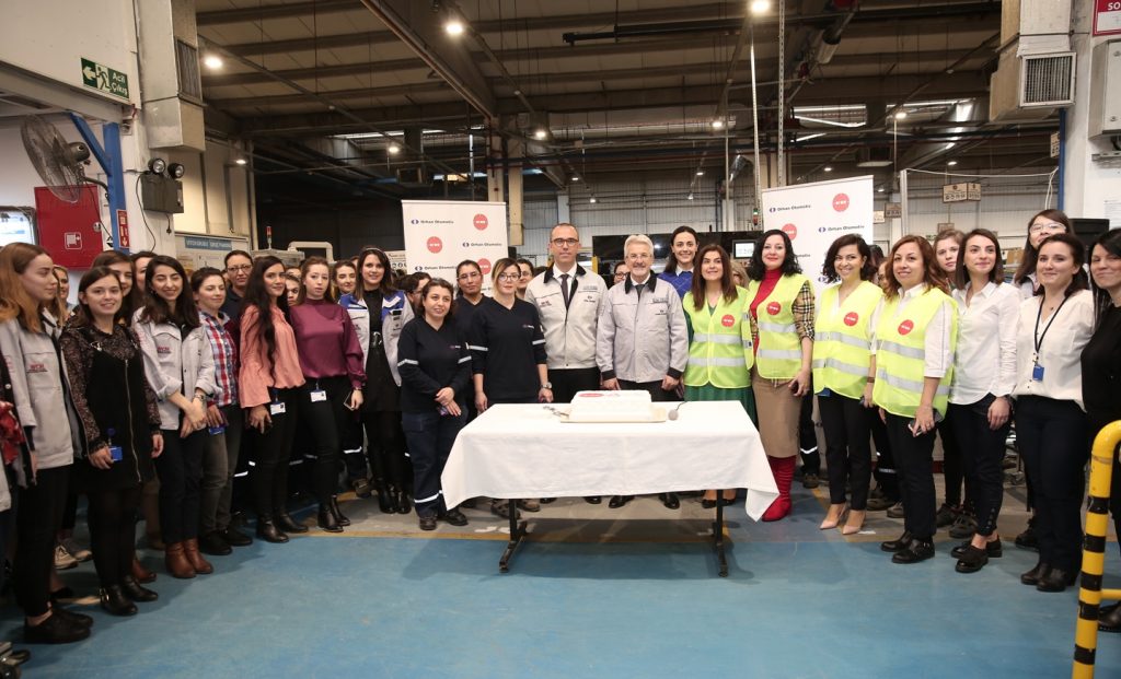 Erdem çalışan kadınları unutmadı