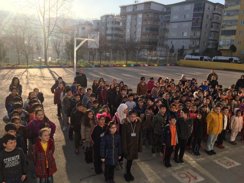 KESTEL’DE İLKOKUL İDARECİ VE ÖĞRENCİLERİNDEN ÖRNEK DAVRANIŞ.