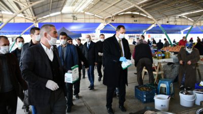 BAŞKAN USTA PAZARYERİNDE MASKE DAĞITIMI VE ÇORBA İKRAMINDA BULUNDU