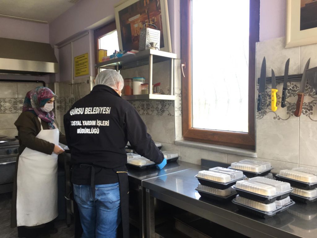 GÜRSU BELEDİYESİ’NDEN EVLERE SICAK YEMEK