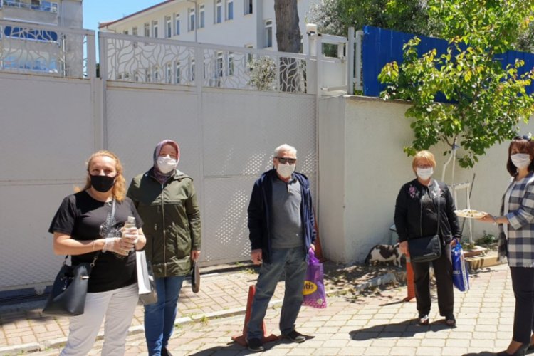 Bursa’da muhtarlardan 65 yaş üstü vatandaşlara jest