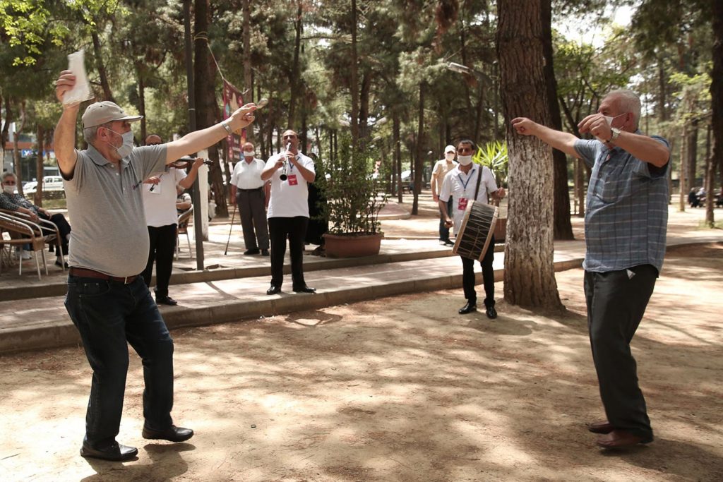 Sokağa çıktılar göbek attılar