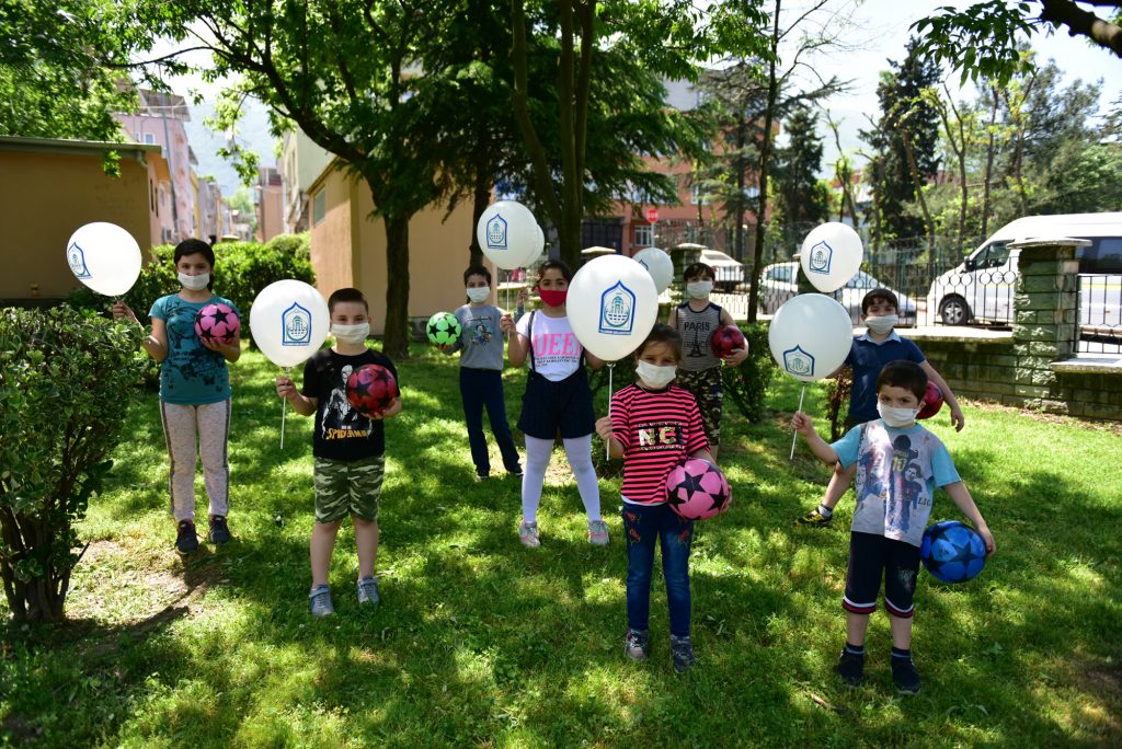 40 GÜNDÜR EVLERİNDEN ÇIKMAYAN ÇOCUKLAR, PARKLARA AKIN ETTİ.