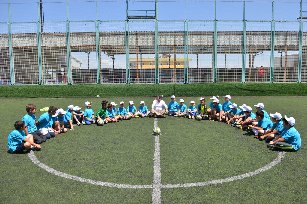 BEYAZIT MAHALLESİ’NDE BULUNAN HALISAHA YENİLEME ÇALIŞMALARINDA SONA YAKLAŞTI.
