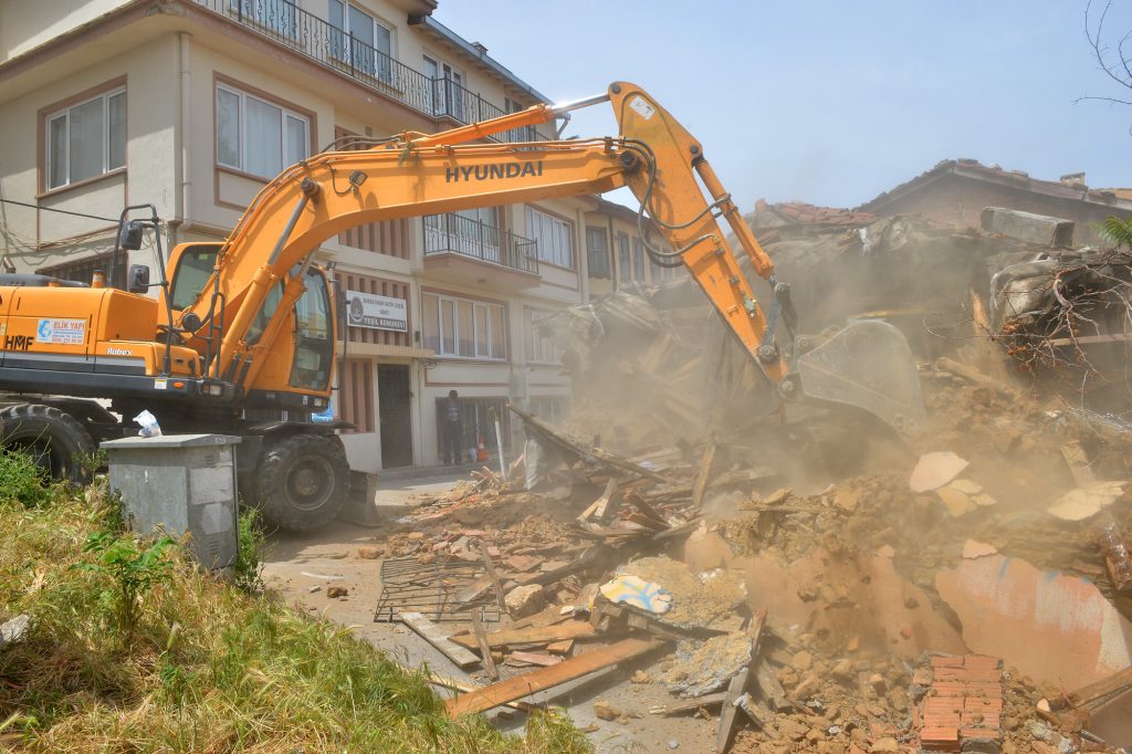MADDE BAĞIMLILARININ MEKANI HALİNE GELEN METRUK BİNALARI BİR BİR YIKIYOR