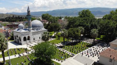 CORANA VİRÜS ENGELİ SONRASI İLK CUMA NAMAZI YEŞİL CAMİDE KILINDI