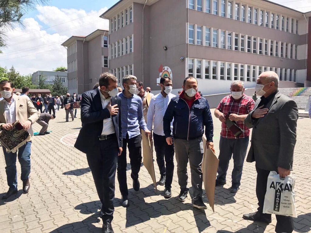 GÜRSULULAR YENİ NORMALLERLE CUMA NAMAZINI KILDI