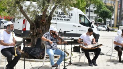 Gemlik’te sokağa çıkan vatandaşlara müzik ziyafeti