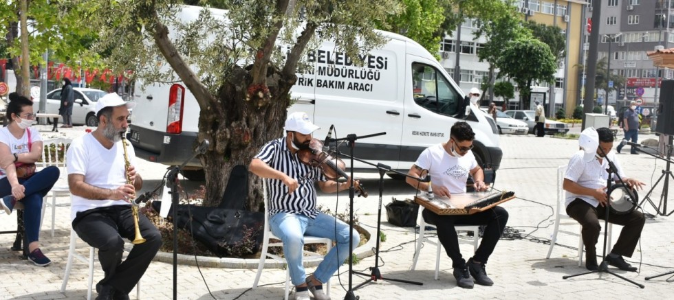 Gemlik’te sokağa çıkan vatandaşlara müzik ziyafeti