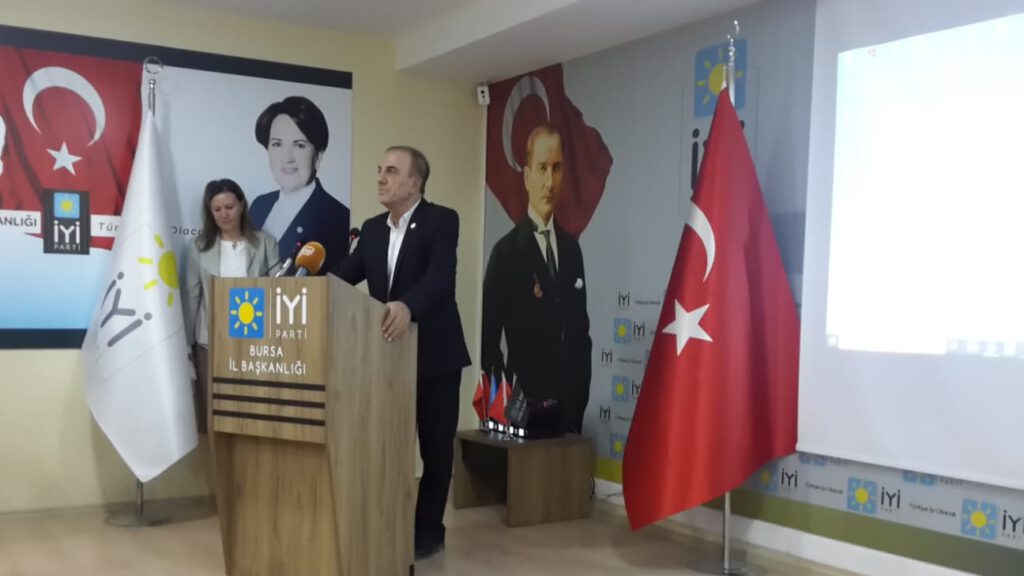 “Sosyal Mesafeyi Koruyacaktınız! Camilerde Cemaati Anonsla Taciz Ettiniz!”