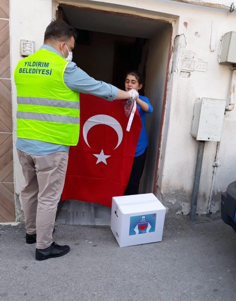GENÇLİK VE SPOR BAYRAMI’NDA VATANDAŞLARA ŞANLI TÜRK BAYRAĞI