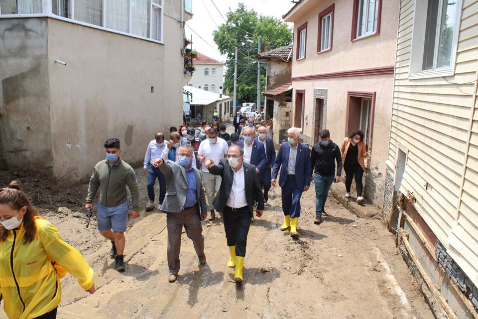 İYİ’ler Afet Bölgesinde Vatandaş İle Buluştu