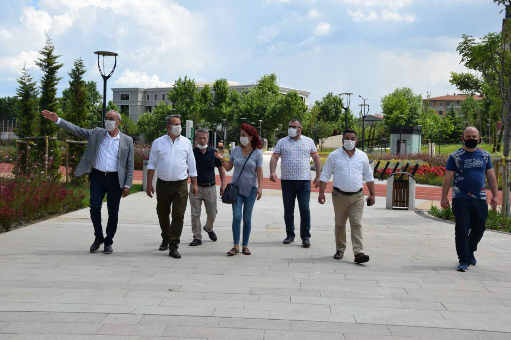 AKYOLCULAR: “KÜLTÜRPARK VARKEN, MİLLET BAHÇESİ GEREKSİZ YERE YAPILDI”