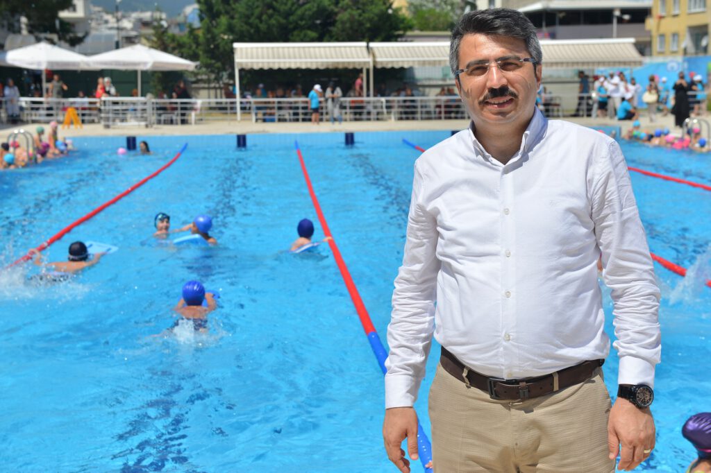 YILDIRIM’DA SOSYAL MESAFELİ YÜZME DÖNEMİ