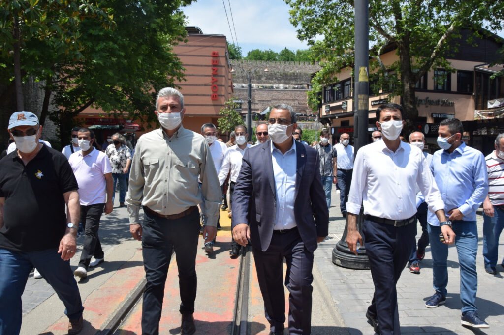 “T3 Hattı’nın akıbetine halk ve esnaf karar versin”