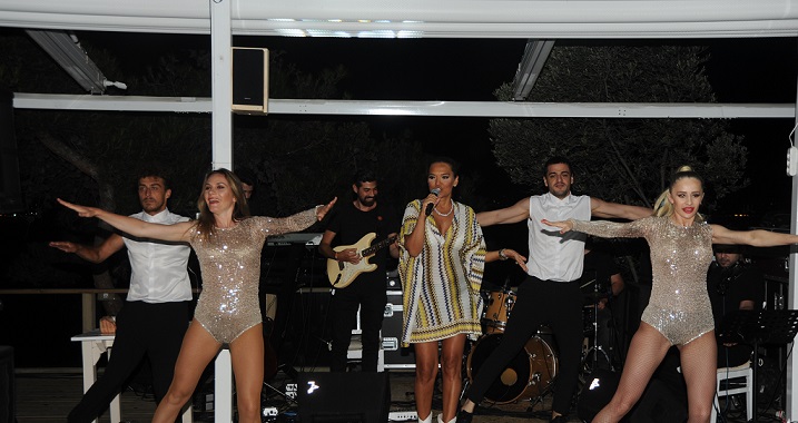 BÜYÜKADA DİLBURNU’NDA DEMET AKALIN RÜZGARI ESTİ!