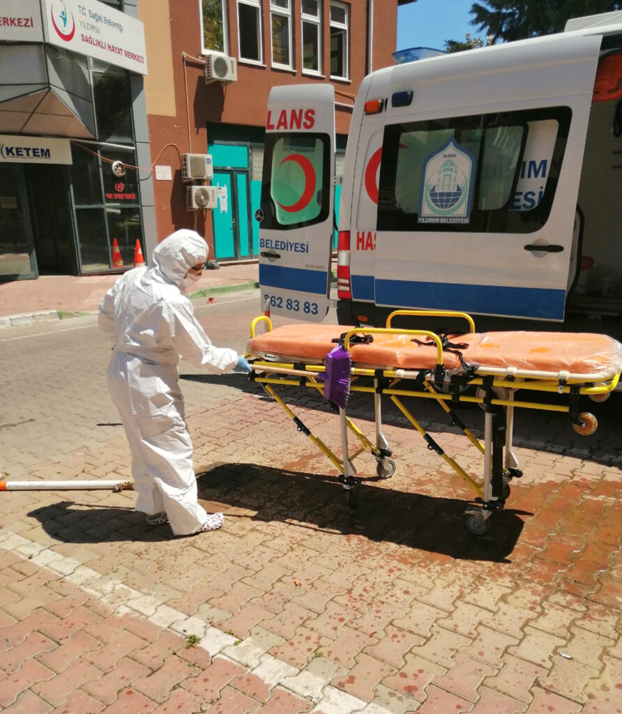 KORONAVİRÜS’E KARŞI AMBULANSLAR DEZENFEKTE EDİLİYOR
