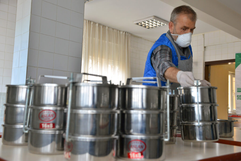 YILDIRIM’DA GÜNLÜK 300 KİŞİYE YEMEK İKRAMI