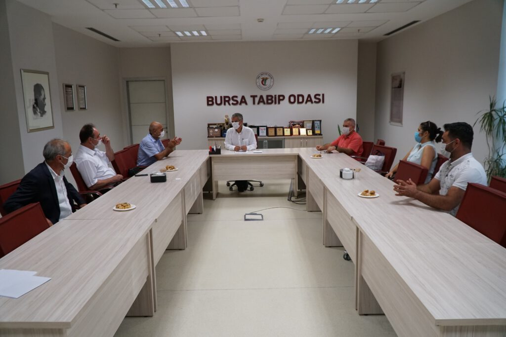 “Sadece hekimlerin değil, bütün sağlık çalışanlarının yanındayız”