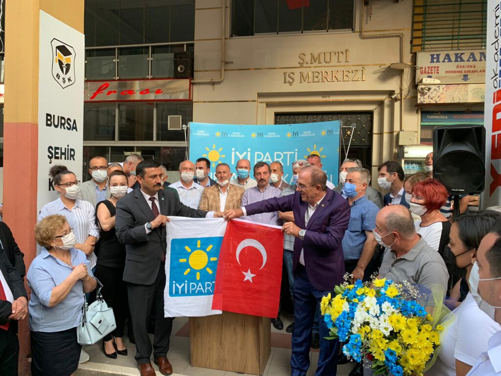 İYİ PARTİ’DE MİTİNG  GİBİ DEVİR TESLİM  PARTİLİLER SOKAĞA TAŞTI
