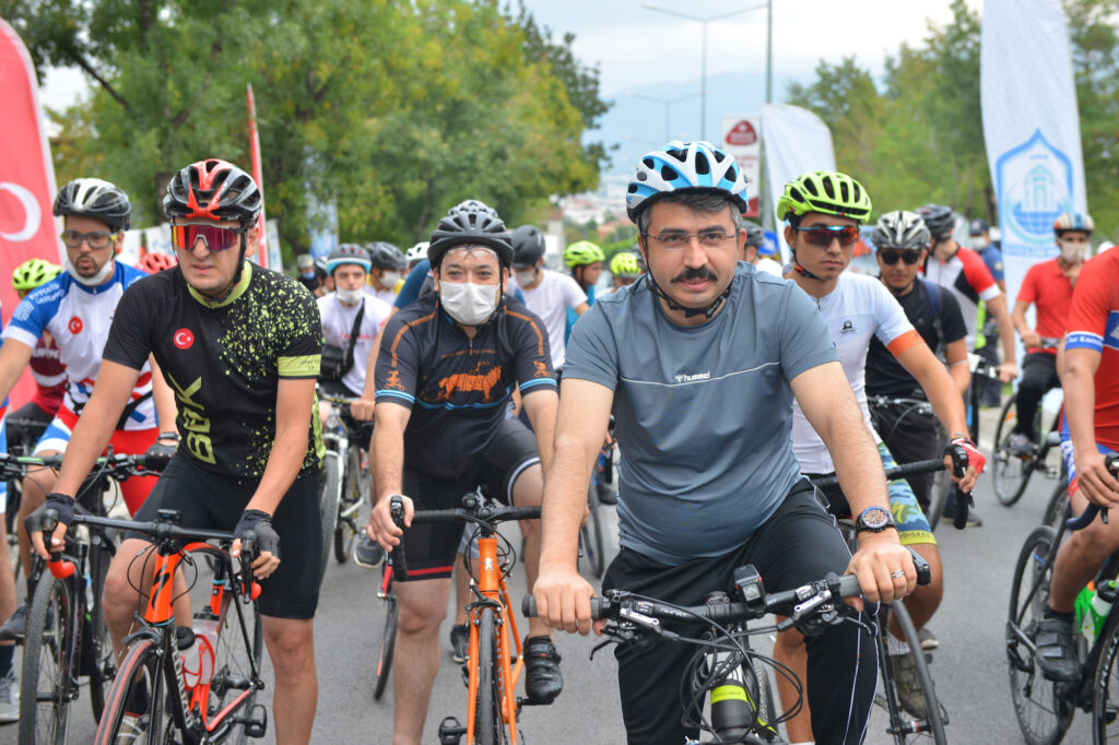 YILDIRIMLILAR DOĞA İÇİN PEDAL ÇEVİRDİ, FİDAN DİKTİ