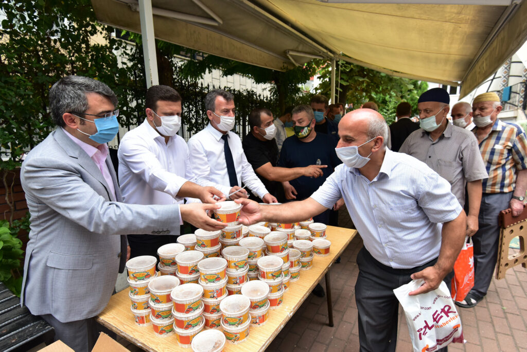 BAŞKAN YILMAZ’DAN VATANDAŞLARA AŞURE İKRAMI