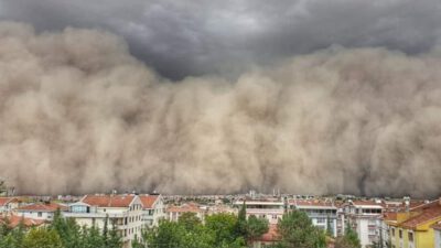 Ankara’da kum fırtınası! Polatlı ilçesi karanlığa büründü
