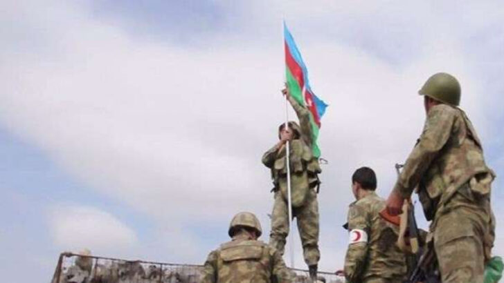 Tarihi köprüye Azerbaycan bayrağı