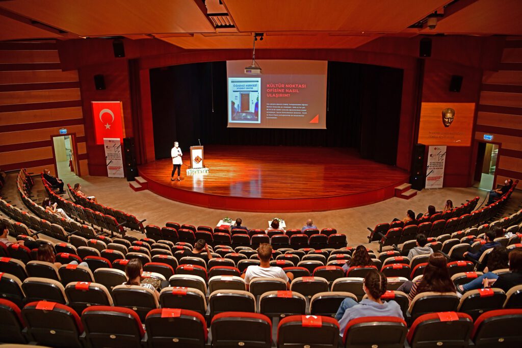 ÜNİVERSİTELİLERE, KORONAVİRÜS TEDBİRLİ YÜZ YÜZE ORYANTASYON
