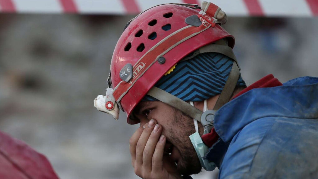 Arama kurtarma personeli gözyaşlarını tutamadı