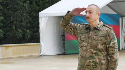 Azerbaycan Cumhurbaşkanı Aliyev’den zafer pozu