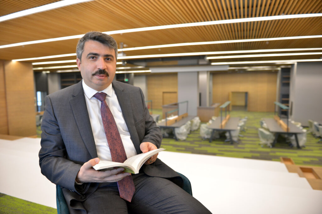 ‘UYUMAYAN KÜTÜPHANE’DE İLK KİTABI BAŞKAN YILMAZ OKUDU