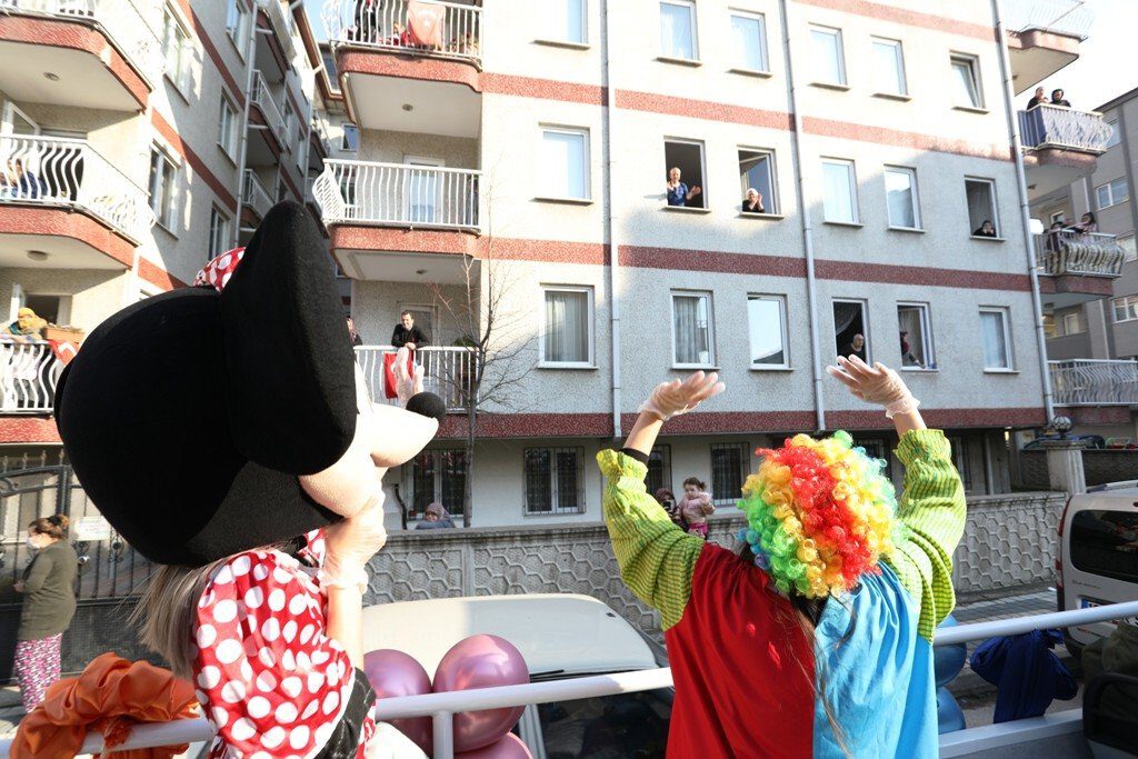 Bursa’da yasak günde sokak renklendi