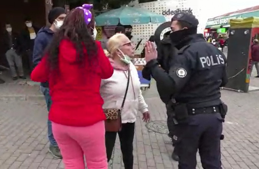 Maske takmadı! Cinnet geçirip polise saldırdı…