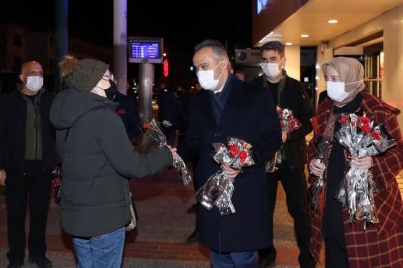 2020’nin son saatlerinde Başkan Aktaş, vatandaşlara karanfil dağıttı