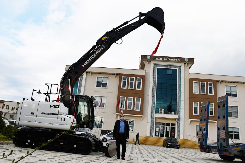 PALETLİ EKSKAVATÖR İZNİK’İN HİZMETİNDE