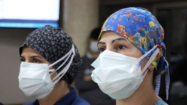 Ünlü isimlerden sağlık çalışanlarına ağlatan jest!