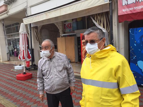 DSP’li Başkan çizmesini, yağmurluğunu giyip sahaya indi