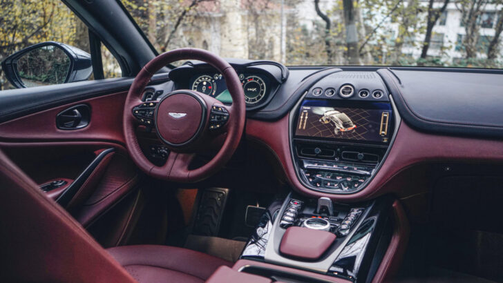 ASTON MARTIN’İN İLK ‘SUV’U ‘DBX’ TÜRKİYE’DEKİ SAHİPLERİNE KAVUŞTU