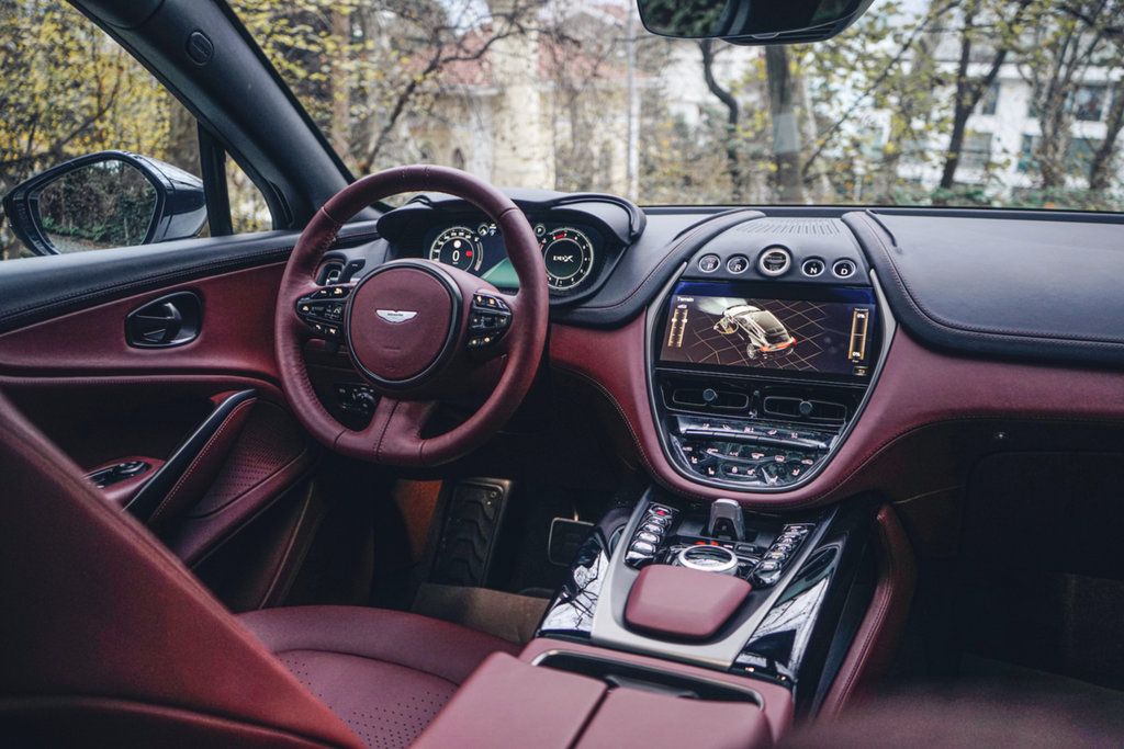 ASTON MARTIN’İN İLK ‘SUV’U ‘DBX’  TÜRKİYE’DEKİ SAHİPLERİNE KAVUŞTU